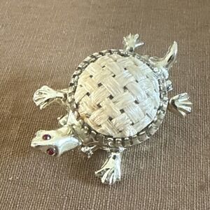 Vintage Gold Tone Turtle Animal Gold Tone Locket Brooch Pin Fast Ship